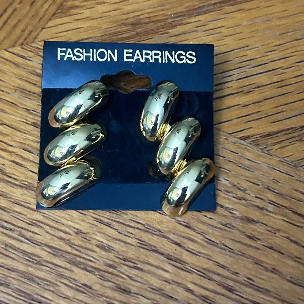 Vintage Gold toned Dangle Earrings pierced ears